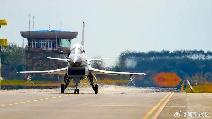 飛龍乘雲，雛鷹展翅！南部戰區空軍航空兵某旅開展單飛課目訓練