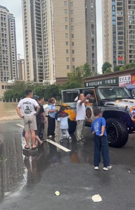 鄂QJ2434 ，洪水中往返40餘次