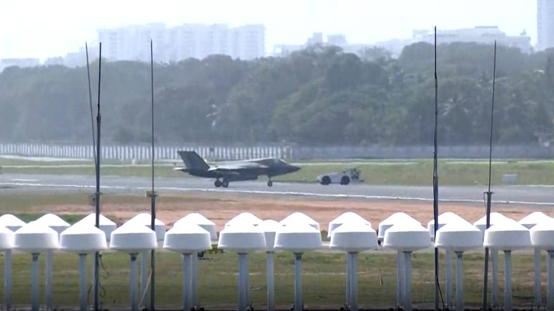 印媒：停機坪放了三週後，英國滯留印度F-35B戰機被拖入機庫