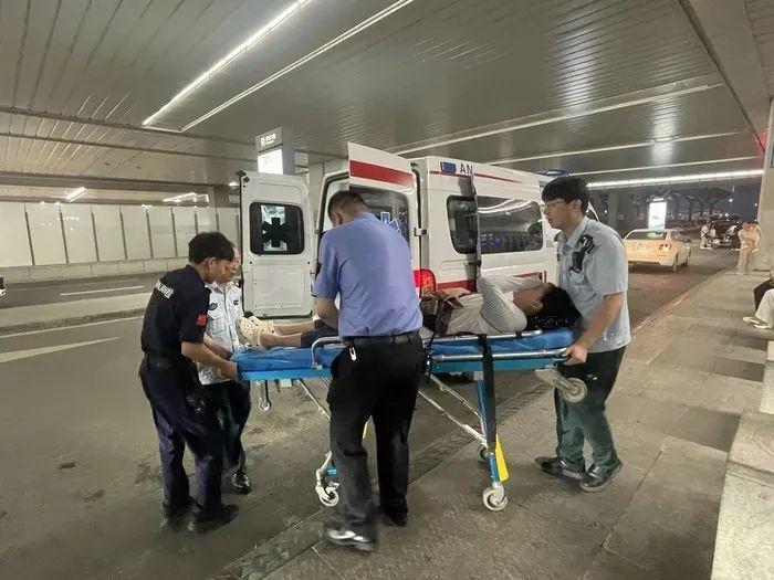 濟南東站接到G1100次列車長緊急求助