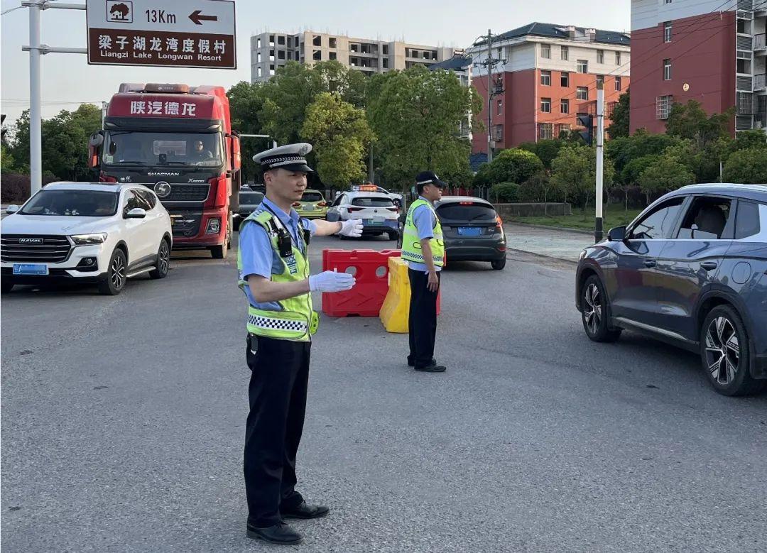 挺身攔截衝卡轎車身負重傷，武漢交警蔣仲超搶救12天后不幸犧牲