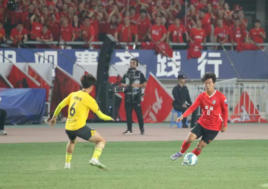 一黑到底！泰州隊捧起首屆“蘇超”冠軍獎盃