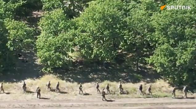 俄媒公佈畫面：烏軍第22獨立機械化旅24名士兵在庫爾斯克地區向俄軍投降