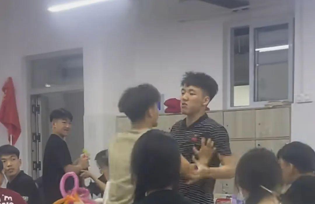 高三學生在最後一個晚自習“大打出手”，爲班主任準備驚喜，老師哭了