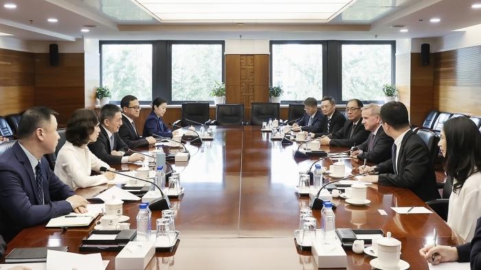 李成鋼國際貿易談判代表兼副部長在京會見美國高通公司技術許可業務及全球事務總裁羅傑士