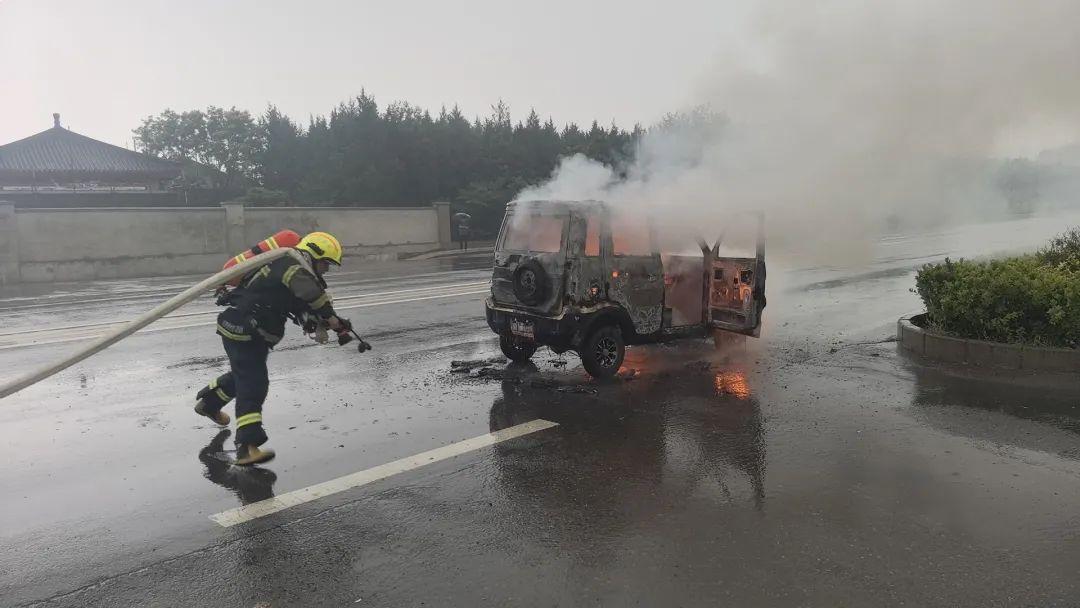 老年代步車行駛中起火，70多歲大爺跳車逃生