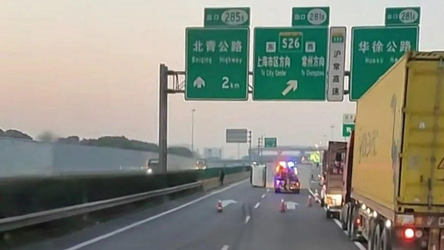 事發上海瀋海高速！一輛貨車橫向側翻，佔了2根車道