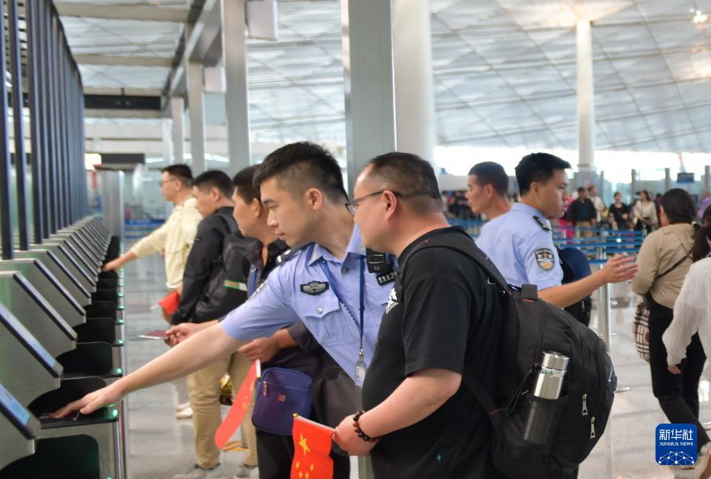 第二架接返自伊朗撤離中國公民臨時航班抵達北京首都國際機場