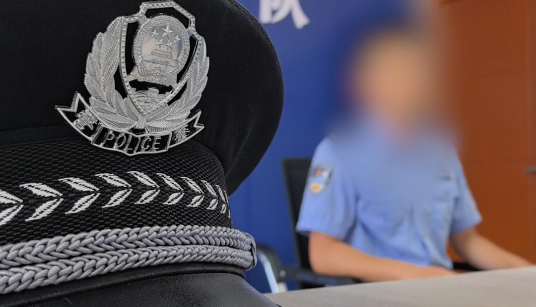 面對警察，喪心病狂的毒販拉開了手榴彈……