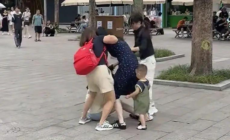 女子在動物園制止不文明行爲反被羣毆，動物園回應：打人者已賠償