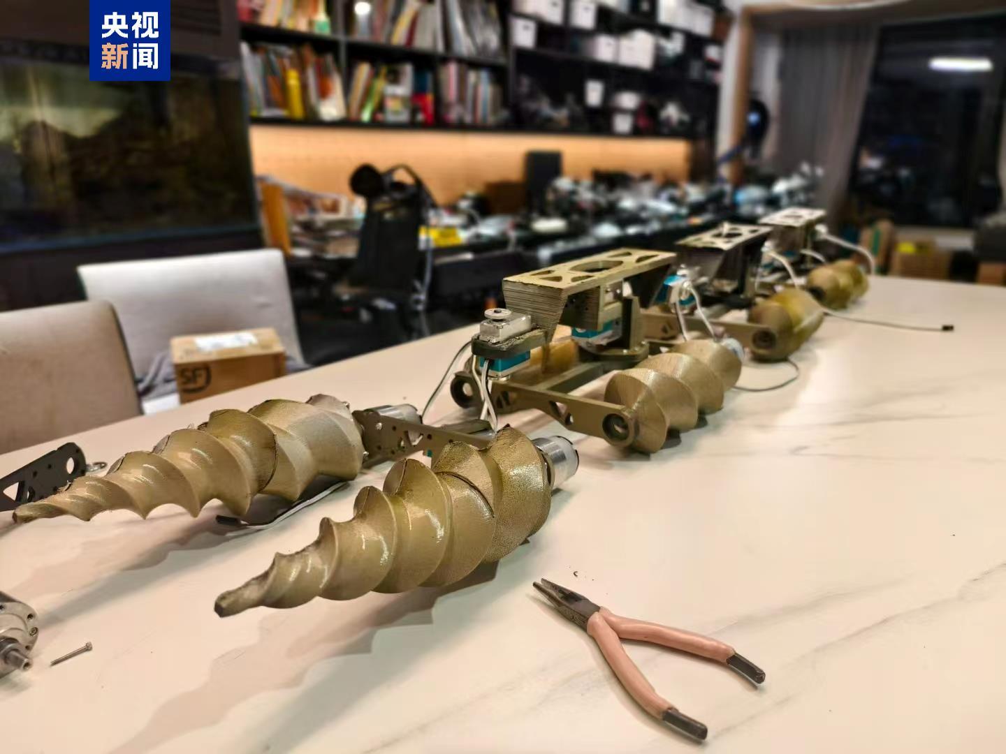 科幻大片的情節！帶娃造機器人玩具 這個“硬核”爸爸吸粉超百萬
