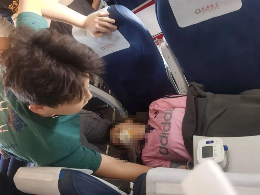 博州學子飛機上救人被質疑“沒資格”？回應來了！