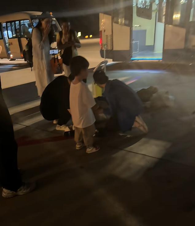 乘客被困機場擺渡車悶熱難耐，有人缺氧暈倒！男子緊急砸窗脫困，機場最新回應