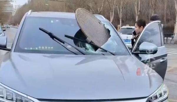 瀋陽一井蓋飛起砸中汽車擋風玻璃，當地交警回應