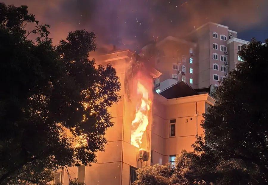 上海徐匯一小區居民樓突發火災！現場火光熊熊，焦糊味久久瀰漫