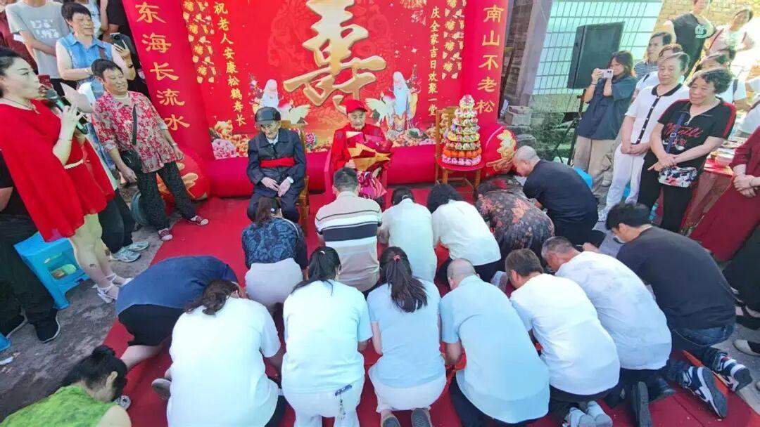 重慶103歲哥哥參加100歲弟弟生日宴，家人：他倆粗茶淡飯從不挑食，家族有長壽基因