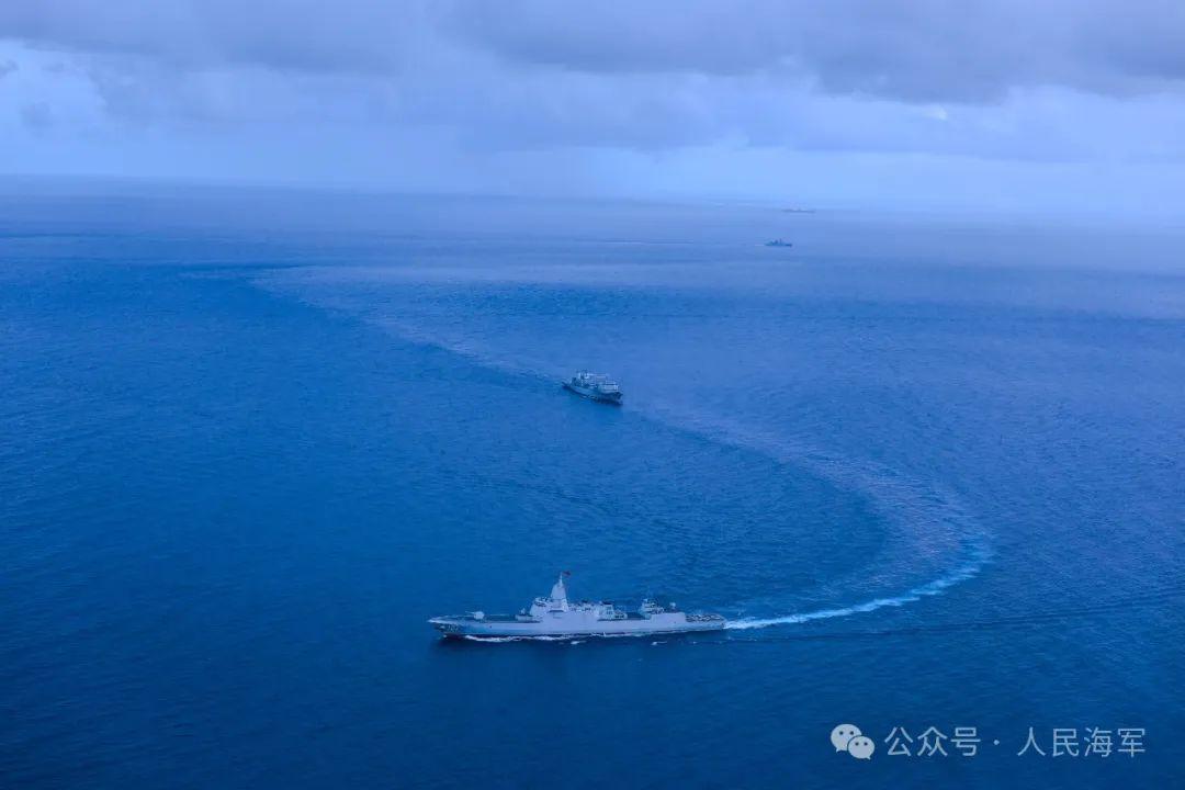 座標太平洋某海域，海軍艦艇編隊實戰化演練火力全開
