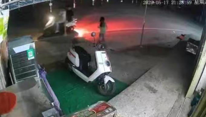 “飛車黨”夜裏緊追幼兒園小女孩將其嚇哭？警方通報