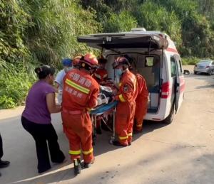 砰！2人突然躺倒谷底，路邊留下兩雙拖鞋……