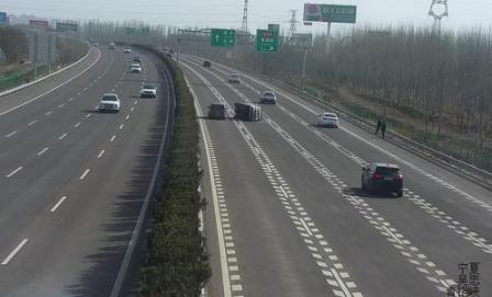 寧夏高速上貨車爆胎側翻，過路司機紛紛停車救人！
