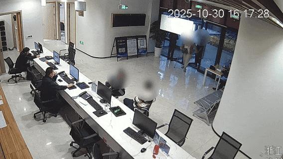 杭州爸爸送女兒進派出所：她卡里還有80多萬元……