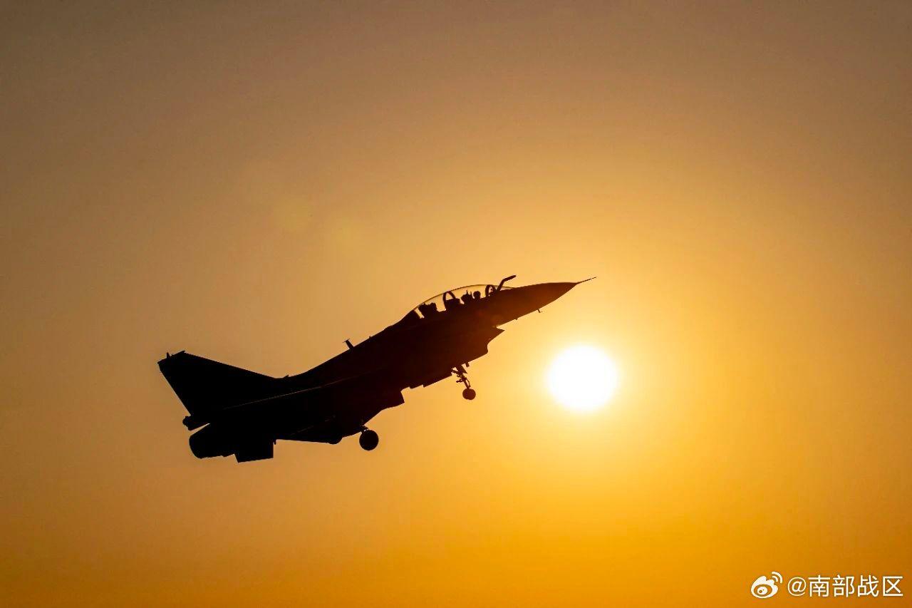 紅日映照下，戰機呼嘯升空