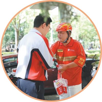 從“城市過客”變爲“共建力量”（人民眼·新就業羣體）——對10城100名小哥的調研之三