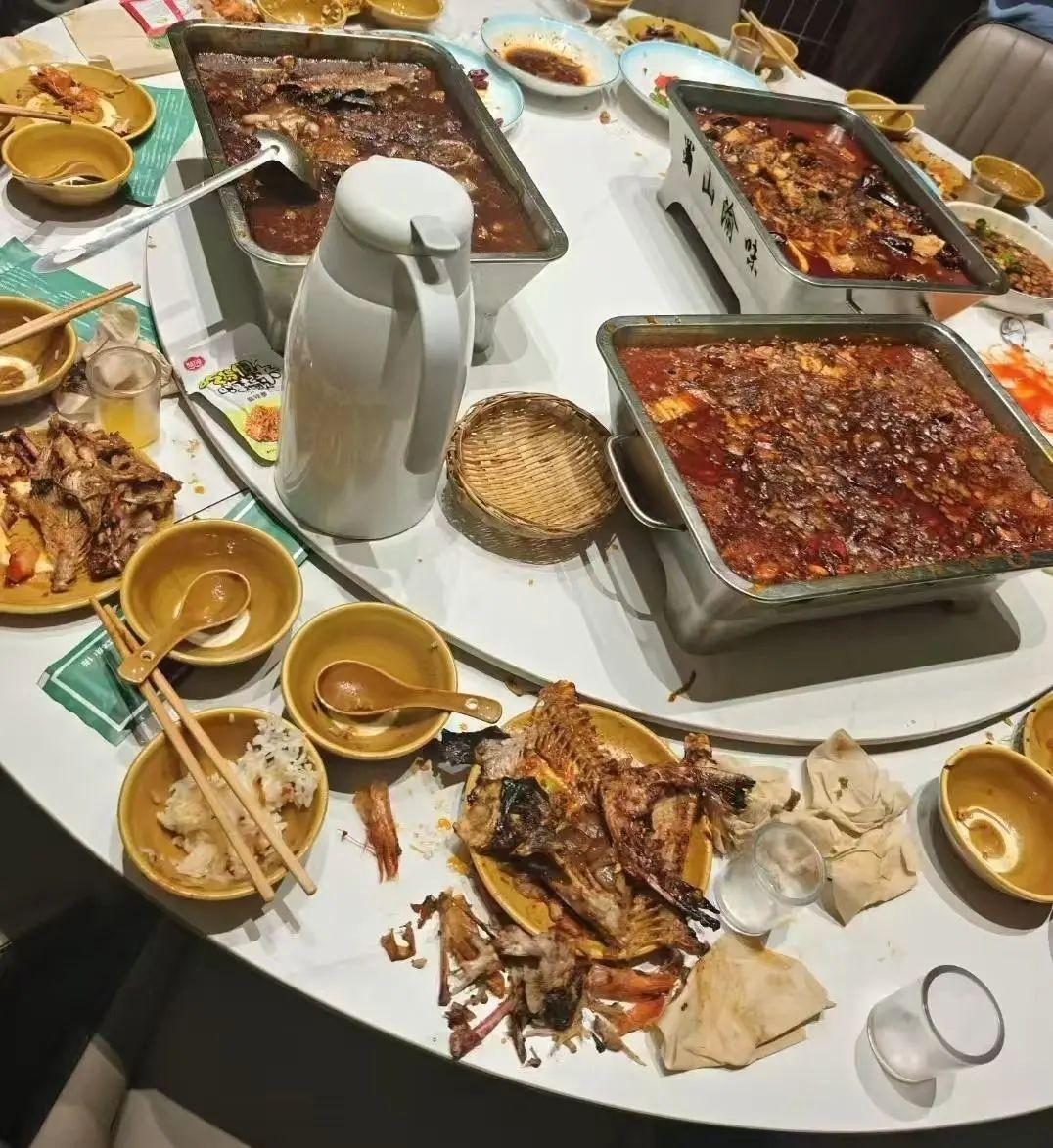 大學生在炭火烤魚店聚餐後一氧化碳中毒，“醫療費每人或超1500元，店家表態願支付後反悔”，店家：正在處理