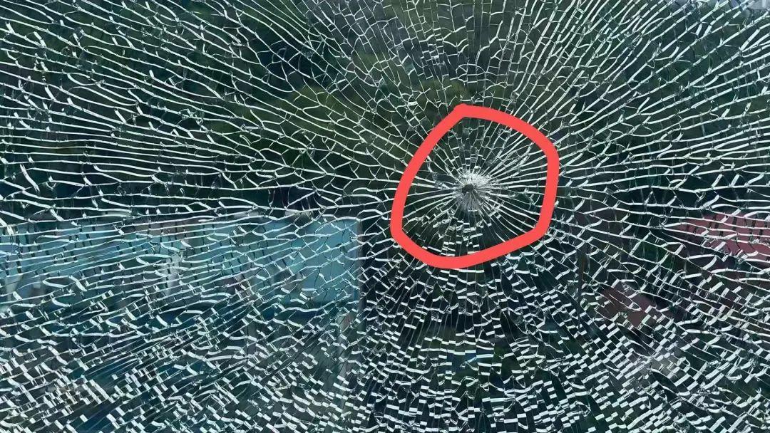 已報警！長沙一小區多戶玻璃爆裂，業主稱明顯有彈孔痕跡，“疑似有人用氣槍打鳥造成”