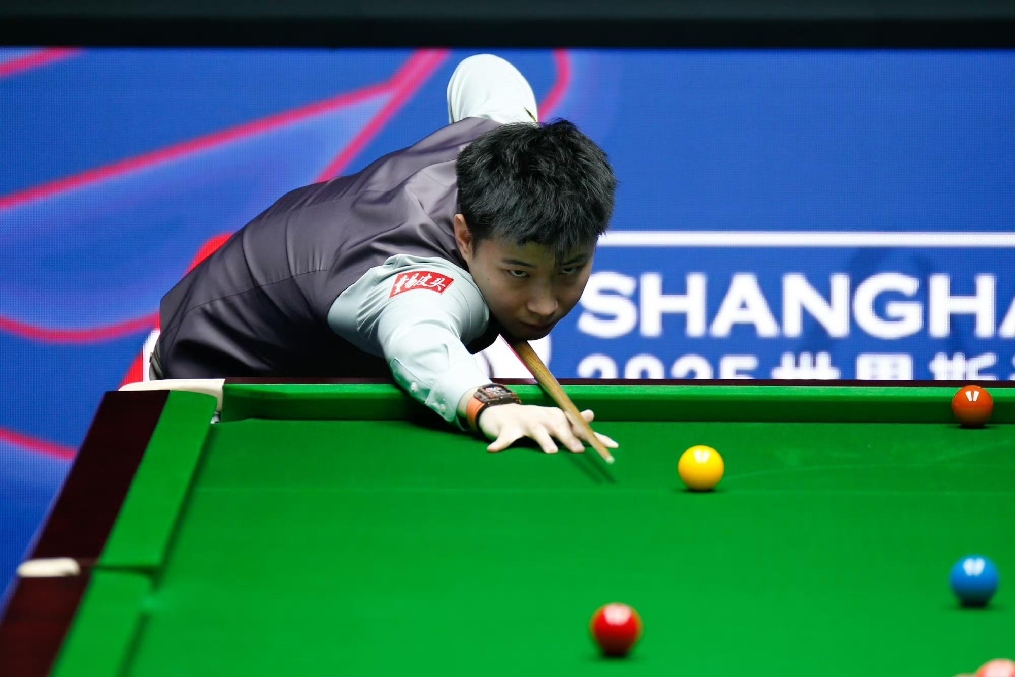 6比1！趙心童戰勝丁俊暉闖入斯諾克上海大師賽四強