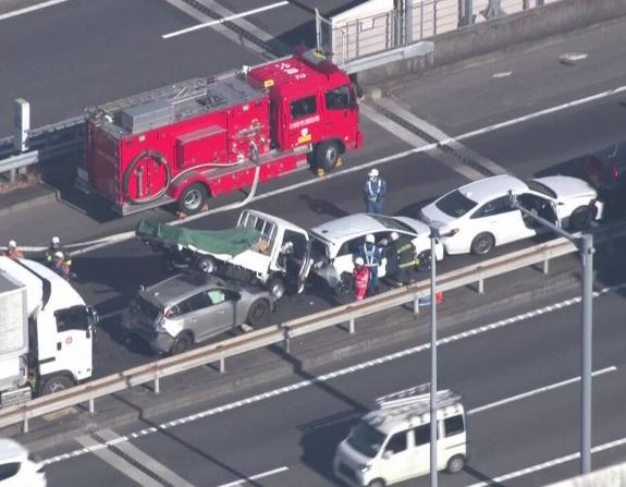 日本東京一高速閘口附近發生7車相撞事故