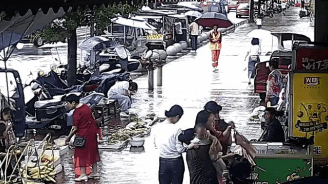 事發恩施！5歲女孩街頭猛敲警車求助