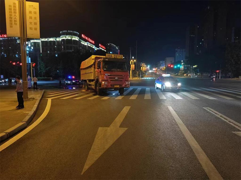 南充一貨車右轉時碰撞碾壓電動自行車致3死1傷，事故調查報告公佈