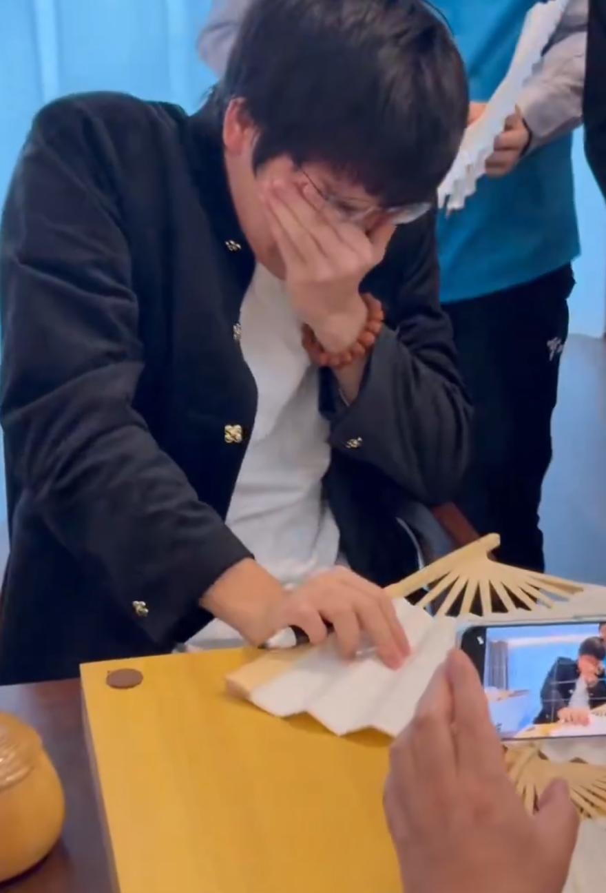 衛冕棋聖，柯潔哭了