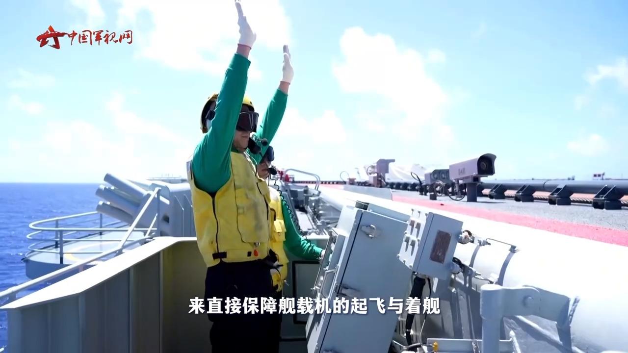 刀尖上的“伴舞”！他們在山東艦上守護艦載機的“生命線”
