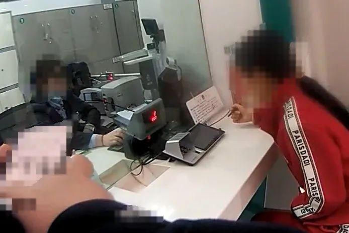 “40萬裝修，50萬禮金！”女子到銀行取現，櫃員：我要報警！