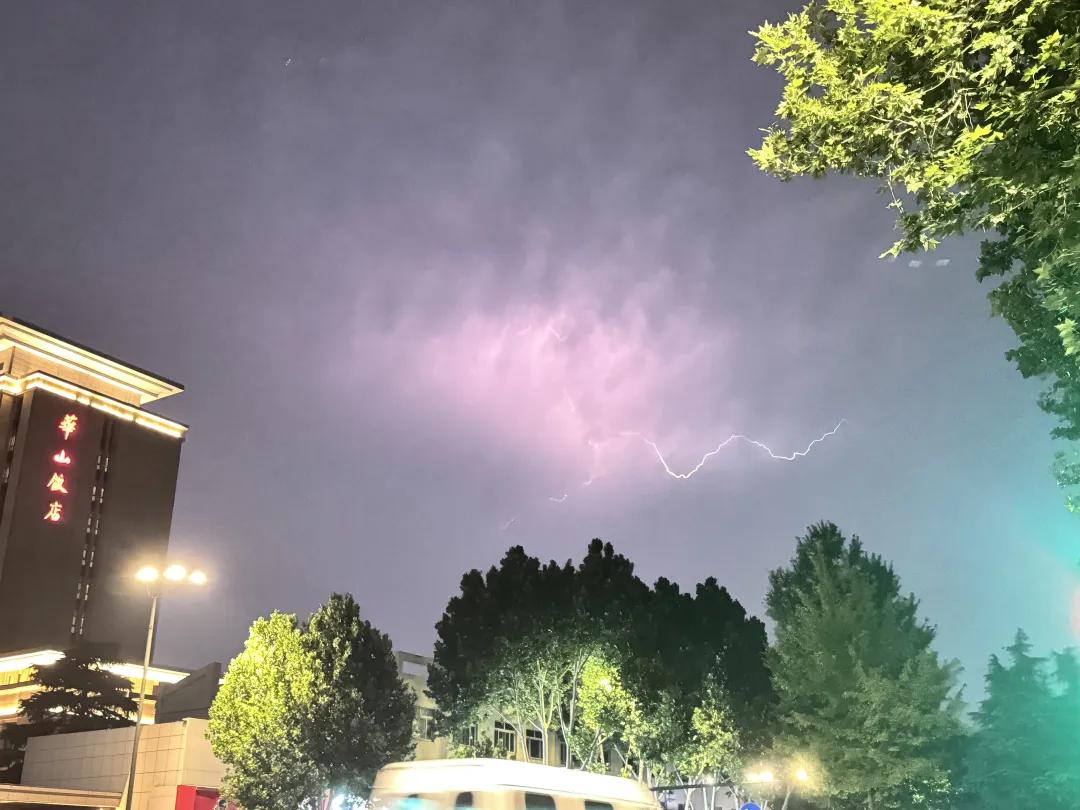 罕見紫色閃電照亮金陵城！專家：閃電通道溫度最高比太陽表面高5倍