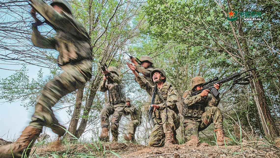 陸軍基層部隊提升合成訓練質效見聞|步兵班班長指揮合成戰鬥