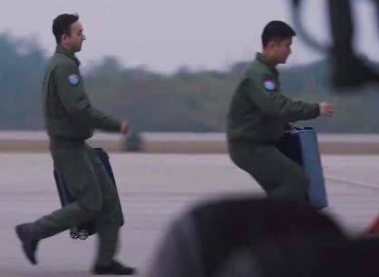 揭祕！空軍飛行員的飛行箱裏都有些什麼？