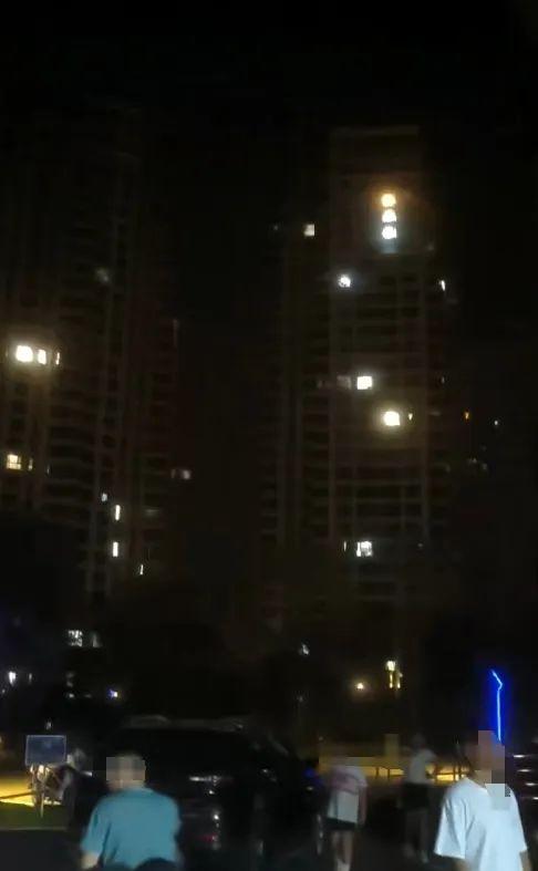 一小區電梯載人從高層降至負二層，物業稱並非急墜，市監局已前往現場調查