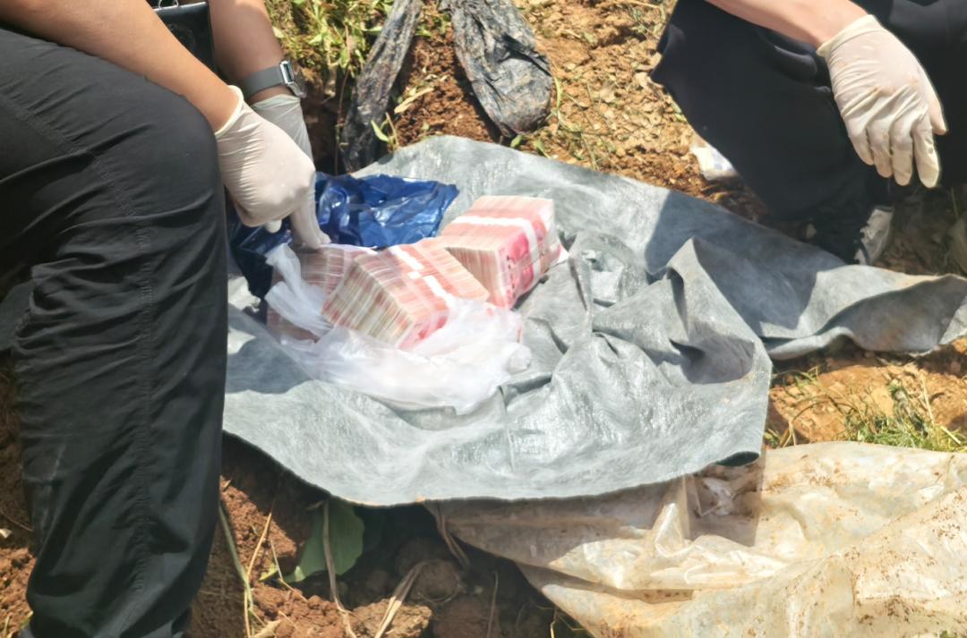 保險箱空空如也！30萬現金不翼而飛，民警從地裏挖出