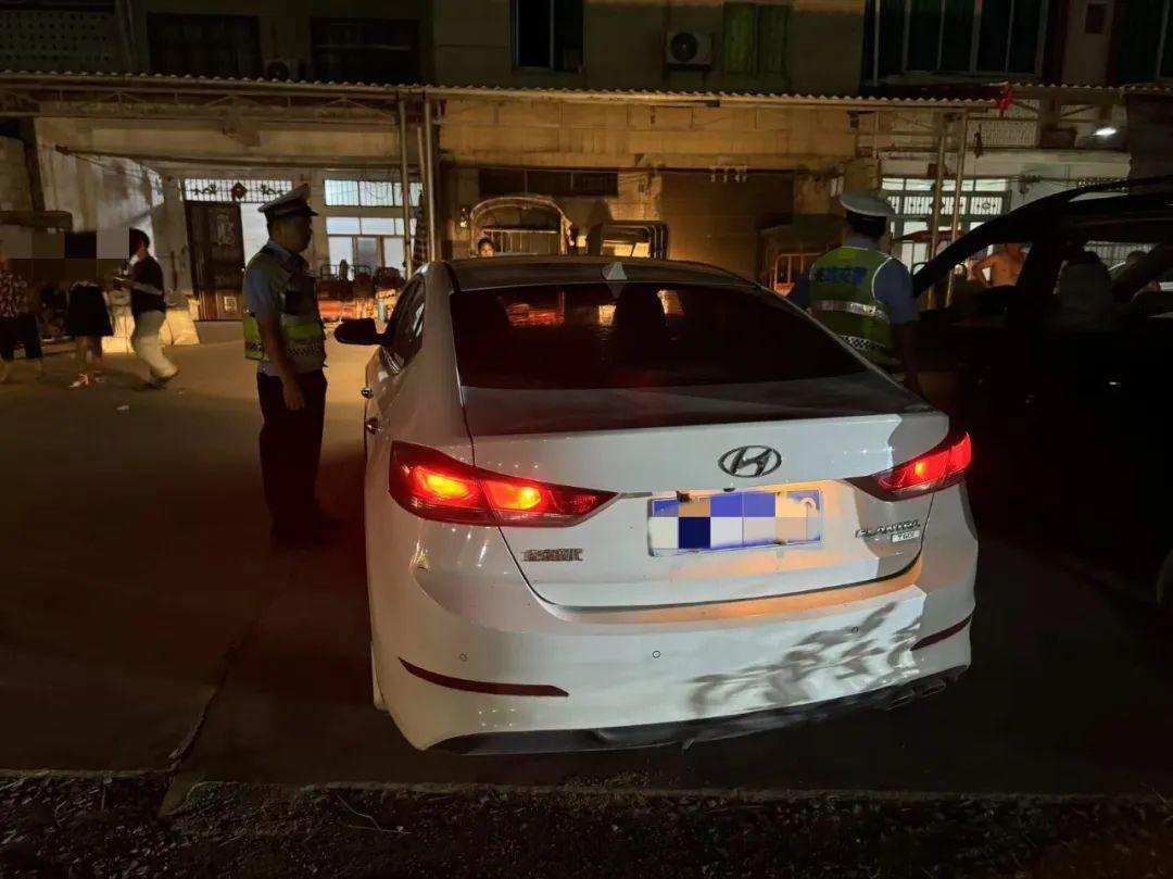 16歲少年無證開車上路，車上竟還載着兩娃！