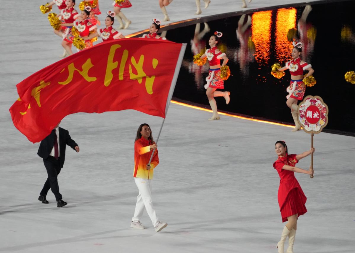 鄭欽文是湖北代表團旗手