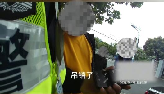 事發浙江高速！男子在收費站直接衝卡，被交警攔截！駕駛員的一句話，讓人懵了……