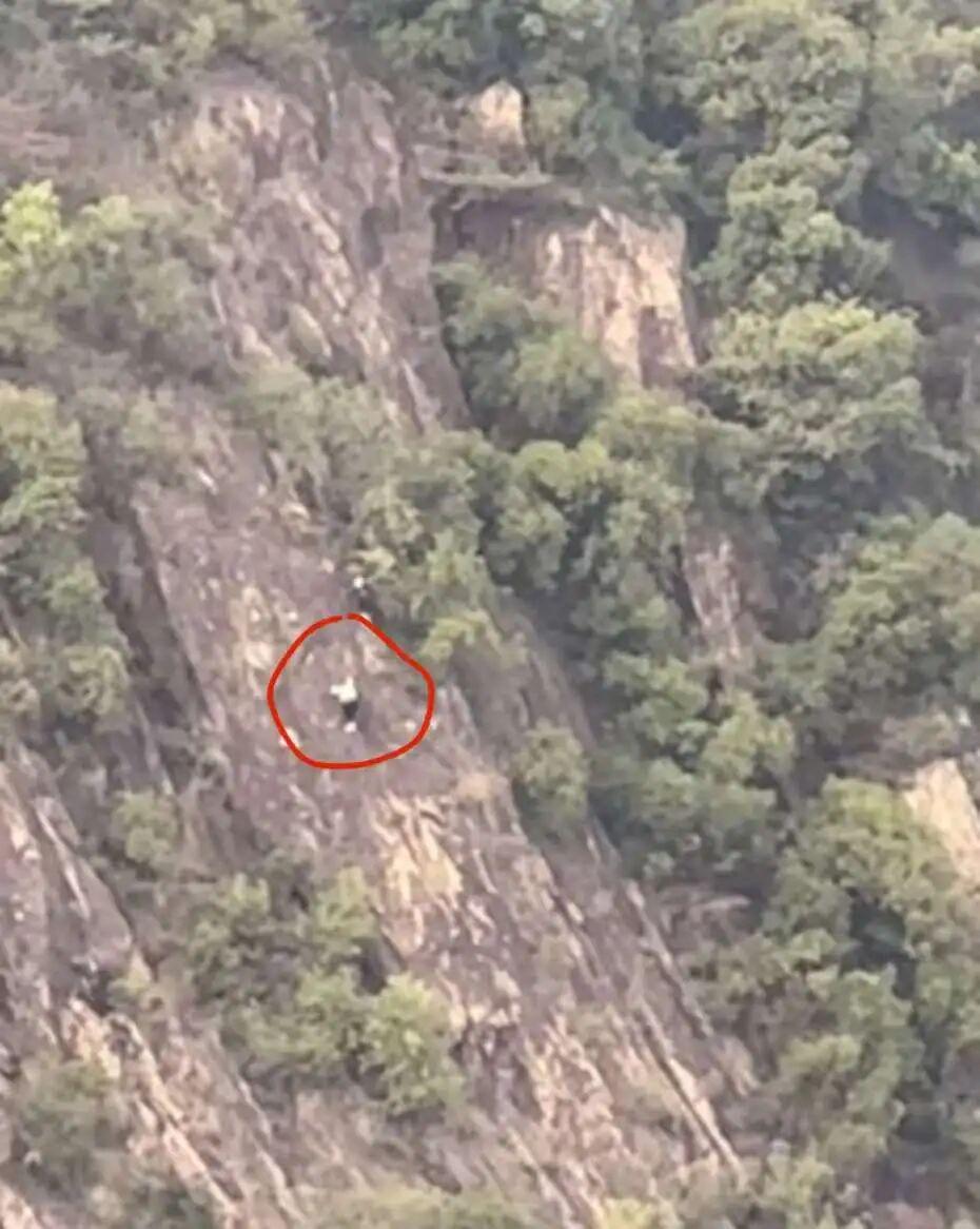 有人在佛山西樵山景區徒手爬峭壁，景區：太危險了，他們不聽勸，曾發後果自負通告