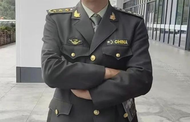我的男友是“上將”？男子爲哄剛交往女友，網購拼湊假“將軍制服”約會被民警識破
