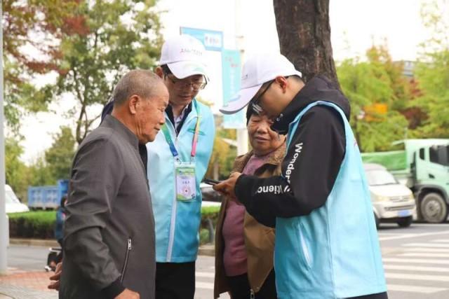 1327名“小青苗”暖心服務進博會