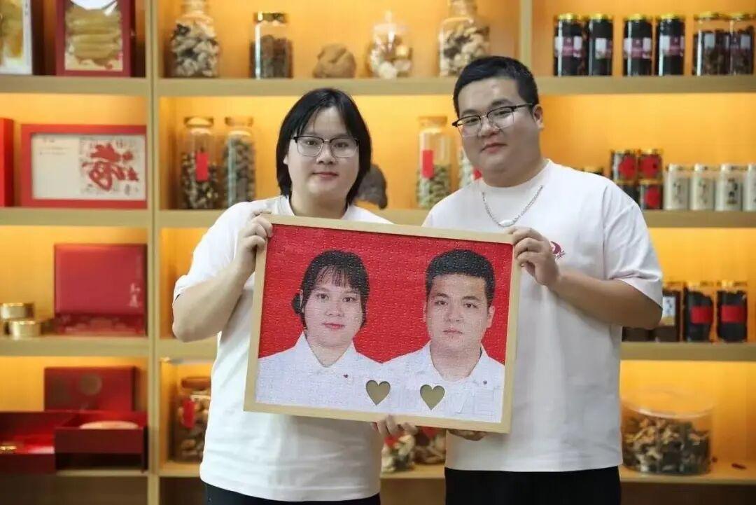 “全網最像夫妻”被網友喊話測DNA，妻子回應：做過婚檢，婚後越長越像，丈夫爲生意拋掉面子，沒打算抓住流量迅速變現