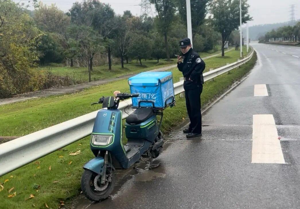 一輛外賣電動車在隧道口已經停了4天，民警急了