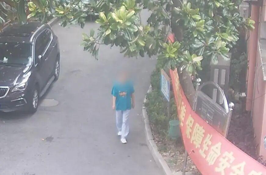 “我老伴找不到了”，上海阿姨急壞！這時有市民發現一位臉上帶傷的老人……